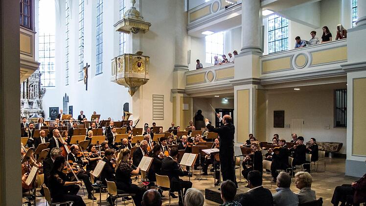 Eine faszinierende Interpretation der "Achten" von Anton Bruckner gelang der Philharmonischen Orchester des Landestheaters unter Leitung von Roland zum Abschluss der Konzertsaison. Das begeisterte Publikum dankte mit stehenden Ovationen.Foto: Jochen Berger