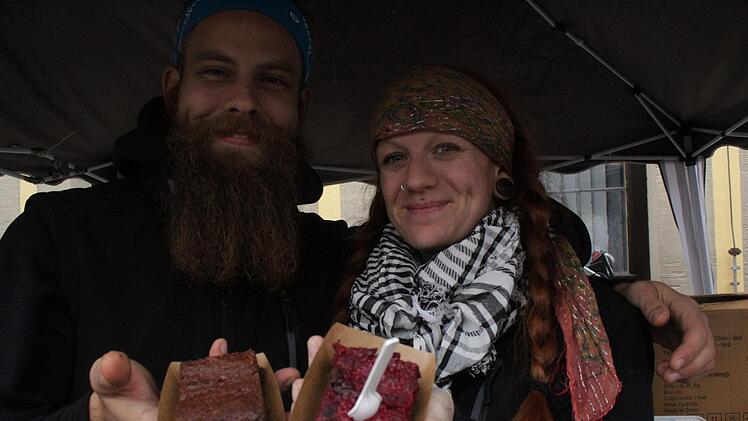 Schon um 15 Uhr hatten Markus Lichteneber und Lisa-Marie Boser aus Erlangen  ihre  Kuchen verkauft. Foto: Markus Häggberg