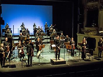 Reichlich Beifall verdienten sich Johannes Braun als Dirigent und das Philharmonische Orchester beim Auftakt-Konzert im Landestheater Coburg.Foto:Jochen Berger