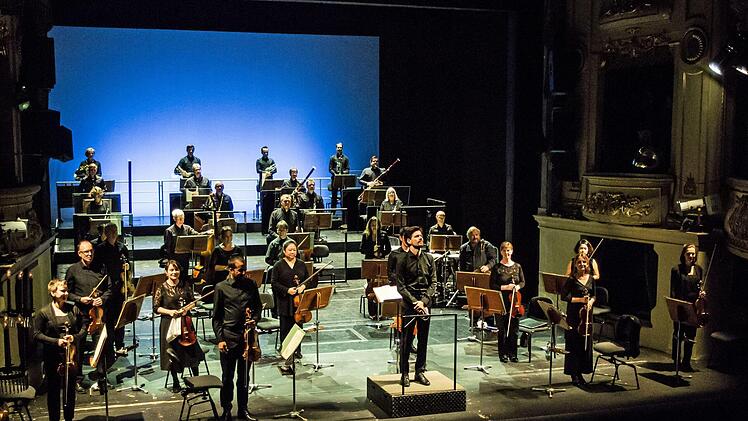 Reichlich Beifall verdienten sich Johannes Braun als Dirigent und das Philharmonische Orchester beim Auftakt-Konzert im Landestheater Coburg.Foto:Jochen Berger