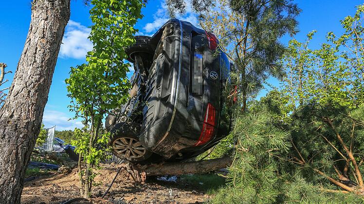 Auto kommt von Stra&szlig;e ab und kracht in Baumschule: Fahrer &uuml;bersteht Unfall leicht verletzt