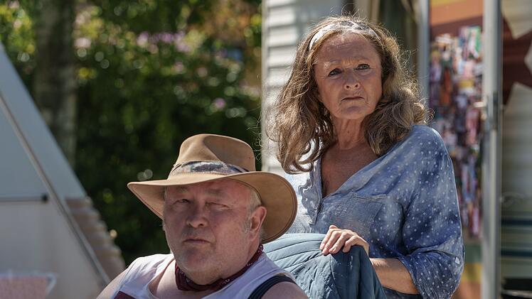 Carlo Hansen (Bjarne Henriksen), der Geschäftsführer des Jahrmarktes, und seine Frau Lulu (Kirsten Lehfeldt) können nicht fassen, dass ihr Schwiegersohn tot ist. Jedoch hat es zwischen dem Opfer und Carlo schon etwas länger gekriselt.
