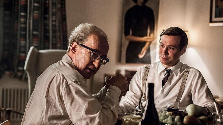 Fritz Bauer (Ulrich Noethen, links) weiß nicht, dass der BND Joachim Hell (David Kross) bei ihm als Spitzel eingeschleust hat.