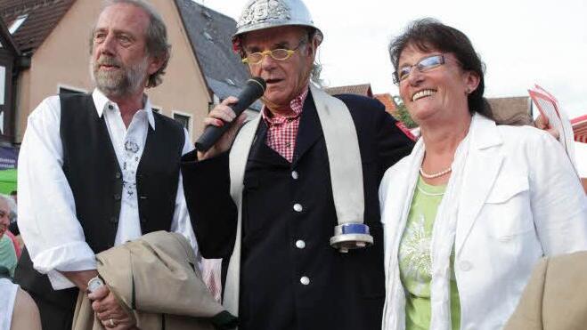 Kabarettist Klaus Karl-Kraus empf&auml;ngt Landrat Reinhardt Glauber (l.) und dessen Frau Dorothea.