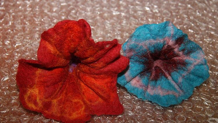 Die herrlich gemaserten Filzblumen entsteht durch Streichen und durch Behandlung der Rohwolle mit Wasser und Seife. Foto: Sonja Adam