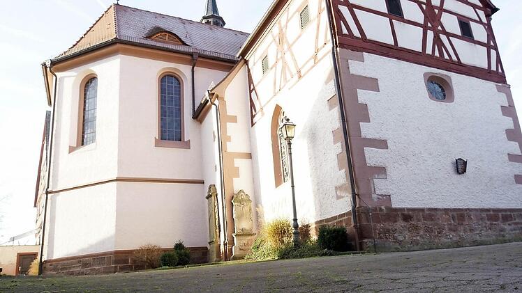 Der Belag an der Kirche ist uneben geworden.