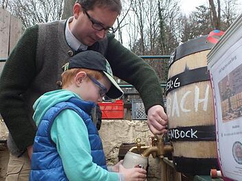 Braumeister Roman Gause von der Steinbach-Bräu zeigte seinem Sohn Frederik, wie man Bier zapft, Fotos: Manfred Welker