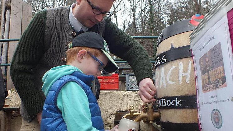 Braumeister Roman Gause von der Steinbach-Bräu zeigte seinem Sohn Frederik, wie man Bier zapft, Fotos: Manfred Welker