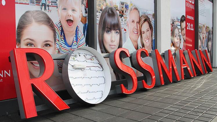 Noch liegt die Leuchtreklame am Boden.