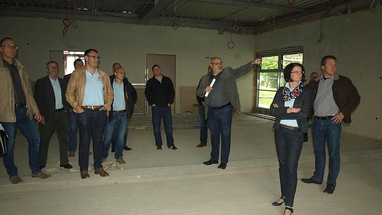 Ortseinsicht des Gemeinderates an der Oerlenbacher Hegler-Halle   Foto: Stefan Geiger