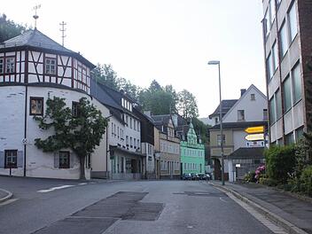 Zwischen der Marienkapelle und dem Rathaus soll noch in diesem Jahr die Straße gebaut und eine städtebauliche Aufwertung vorgenommen werden. Der Verkehr wird großräumig umgeleitet.  Foto: Veronika Schadeck