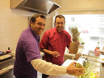 Geschäftsführer Michele Lhajjoubi (links) und Koch Bouzian Rahimi in ihrem französisch-andalusischen Restaurant. Foto: Ekkehard Roepert