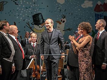 Reichlich Applaus gab es beim Gala-Abend im Coburger Landestheater für Generalmusikdirektor Roland Kluttig, das Philharmonische Orchester und zahlreiche Solisten.Foto: Jochen Berger
