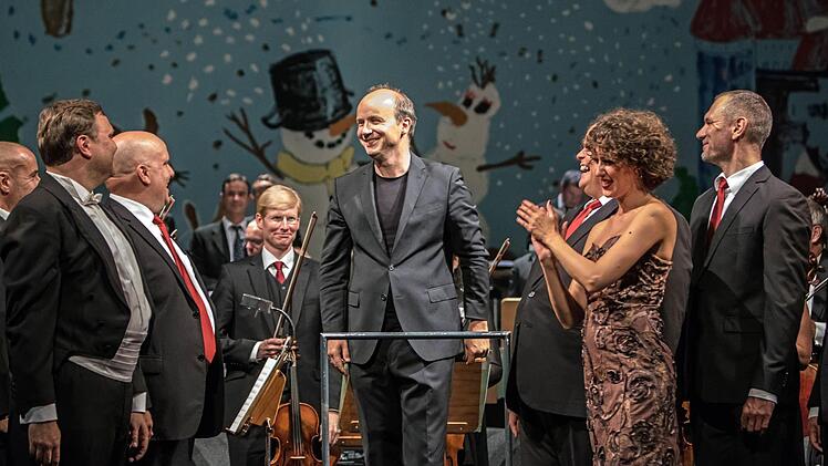 Reichlich Applaus gab es beim Gala-Abend im Coburger Landestheater für Generalmusikdirektor Roland Kluttig, das Philharmonische Orchester und zahlreiche Solisten.Foto: Jochen Berger