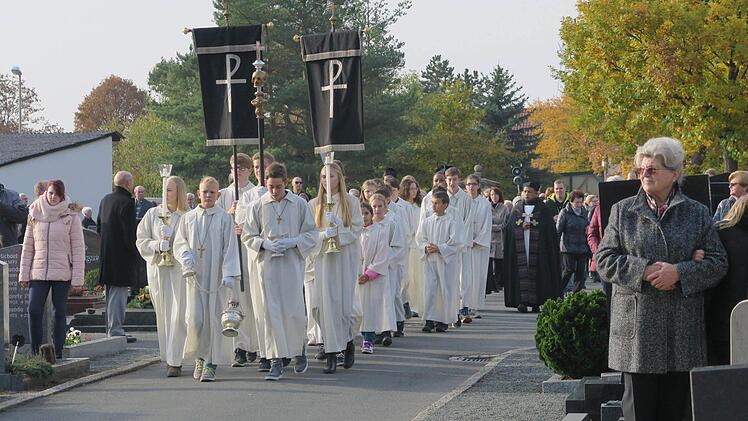 Zug zum Friedhof und Einzug Foto: Johanna Blum