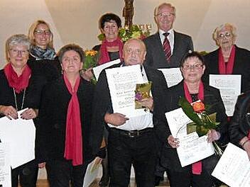 Mit Urkunden sind die langjährigen Sänger des katholischen Kirchenchores in Weidach ausgezeichnet worden. Zuvor hatten die Sänger das Publikum in der katholischen Kirche mit einem anspruchsvollen Jubiläumskonzert begeistert. Foto: privat
