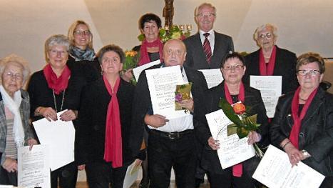 Mit Urkunden sind die langjährigen Sänger des katholischen Kirchenchores in Weidach ausgezeichnet worden. Zuvor hatten die Sänger das Publikum in der katholischen Kirche mit einem anspruchsvollen Jubiläumskonzert begeistert. Foto: privat