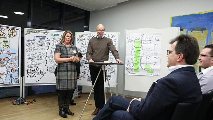 Die von einer "graphic recorderin" in Bilder übersetzten Ergebnisse wurden von Anna Scherbaum (VHS) und Walter Schweinsberg (MGO) symbolisch an Bürgermeister Christian Lange übergeben. Foto: Barbara Herbst