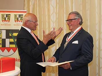 Günther Denzler (l.) überreicht Peter Landendörfer die Ehrenmedaille des Bezirks Oberfranken. Foto: Carmen Schwind
