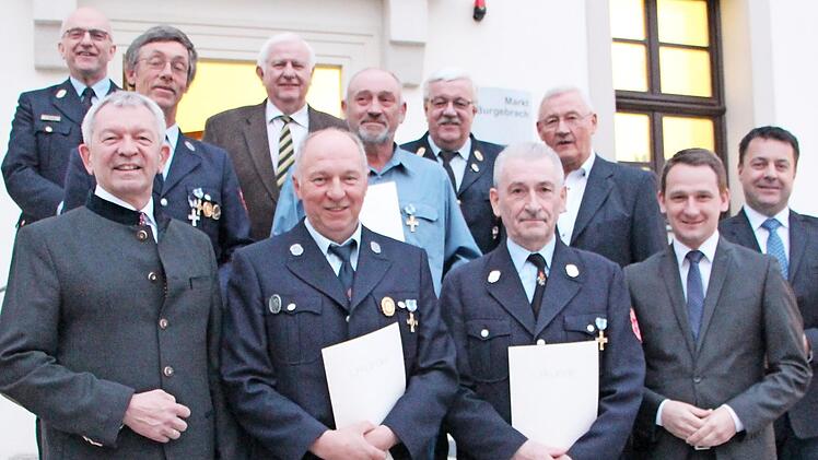 Bürgermeister Johannes Maciejonczyk, sein Stellvertreter Peter Pfohlmann, Dritter Bürgermeister Baptist Göller, Landrat Johann Kalb, KBI Friedrich Riemer, stellv. Landrat Johann Pfister und KBR Bernhard Ziegmann zusammen mit den Geehrten für 40-jährige aktive Dienstzeit im Feuerwehrwesen Foto: Elke Pieger