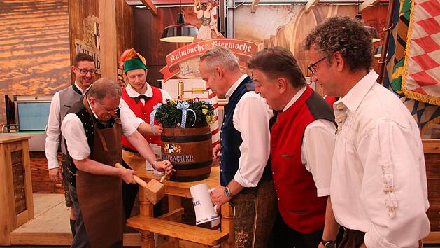 Generalprobe gelungen, das Festbier kann flie&szlig;en: OB Henry Schramm wird beim Probeanstich aufmerksam beobachtet von (von rechts) Bierwochen-Organisator Michael Schmid, Landrat Klaus Peter S&ouml;llner und Brauerei-Vorstand Markus Stodden. Foto: J&uuml;rgen G&auml;rtner