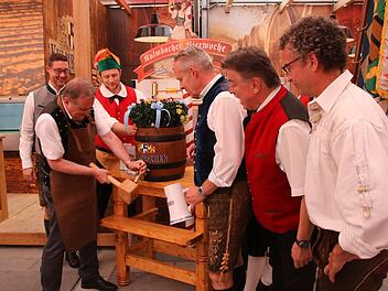 Generalprobe gelungen, das Festbier kann fließen: OB Henry Schramm wird beim Probeanstich aufmerksam beobachtet von (von rechts) Bierwochen-Organisator Michael Schmid, Landrat Klaus Peter Söllner und Brauerei-Vorstand Markus Stodden. Foto: Jürgen Gärtner