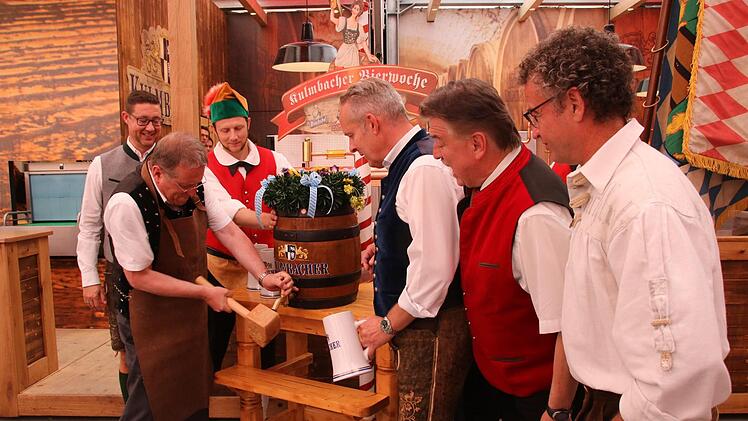 Generalprobe gelungen, das Festbier kann fließen: OB Henry Schramm wird beim Probeanstich aufmerksam beobachtet von (von rechts) Bierwochen-Organisator Michael Schmid, Landrat Klaus Peter Söllner und Brauerei-Vorstand Markus Stodden. Foto: Jürgen Gärtner