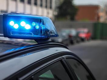 Unfall in Wildensorger Hauptstraße: Auto prallt gegen Baum Unfall in Wildensorger Hauptstraße: Auto prallt gegen Baum