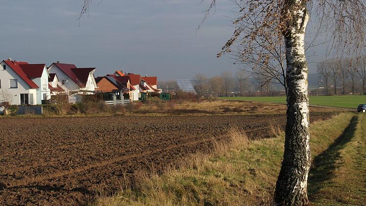 Hier, nahe des Neubaugebiets,  würde eine Südvariante einer Umgehung für Gremsdorf entlang führen. Foto: Christian Bauriedel