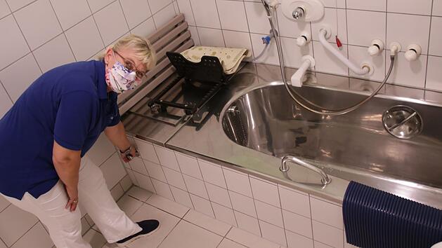 Wellnessmasseurin Rosi Back bereitet ein Solebad im Sanatorium Uibeleisen vor. Benedikt Borst/Archiv