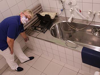 Wellnessmasseurin Rosi Back bereitet ein Solebad im Sanatorium Uibeleisen vor. Benedikt Borst/Archiv