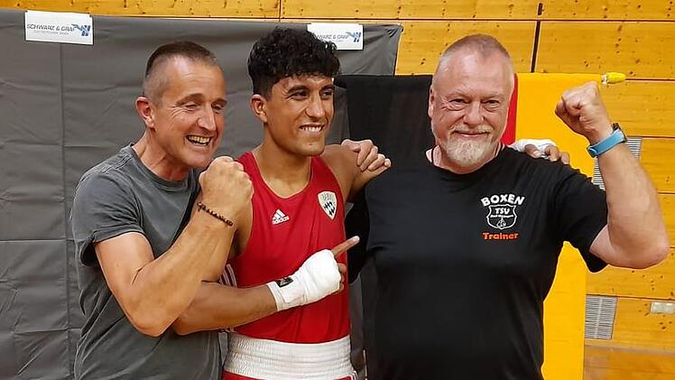 Unser Bild zeigt Mohammad Shadab mit TSV-Trainer Edgar Feuchter (rechts) und Betreuer Guido Haban. Foto: Hans Bales