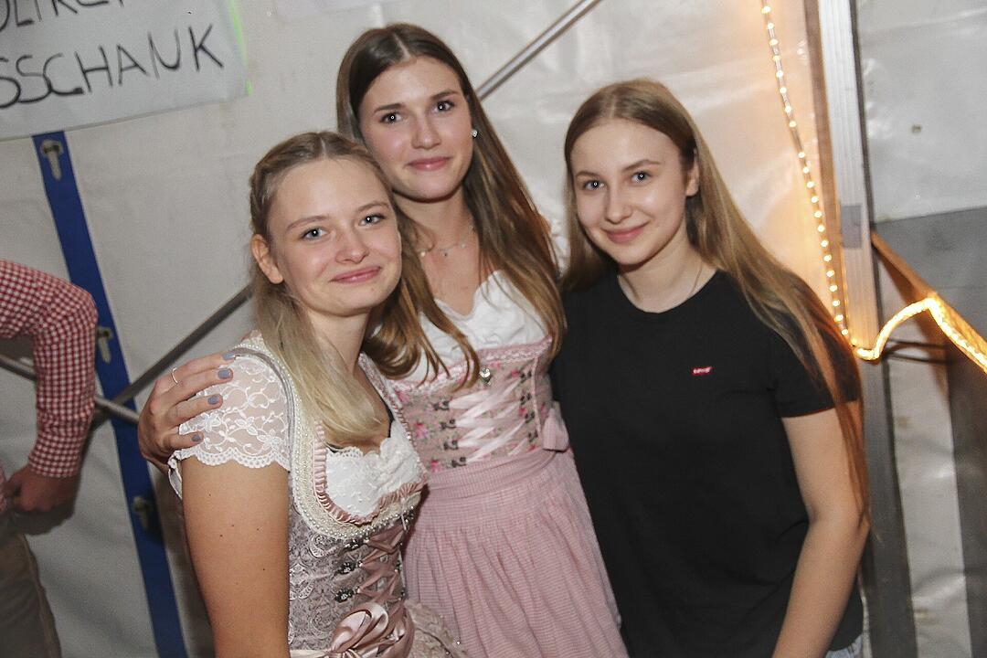 Die Landjugend Zaubach hat zum Kerwatanz eingeladen.