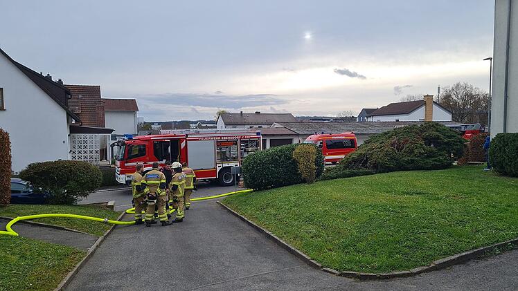 Ebersdorf: Brand in Mehrfamilienhaus - Rettungskr&auml;ften schl&auml;gt dichter Qualm entgegen
