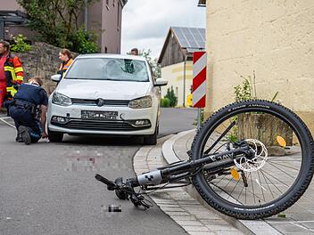 Radfahrer von Pkw erfasst - 59-Jähriger schwerstverletzt