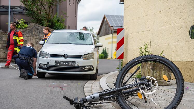 Radfahrer von Pkw erfasst - 59-Jähriger schwerstverletzt