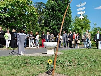 Feierliche Einweihung der "Himmelswiese" mit Sternenschale und Engelsflügeln auf dem Parkfriedhof in Bad Kissingen Fotos: Sigismund von Dobschütz