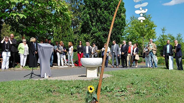 Feierliche Einweihung der "Himmelswiese" mit Sternenschale und Engelsflügeln auf dem Parkfriedhof in Bad Kissingen Fotos: Sigismund von Dobschütz