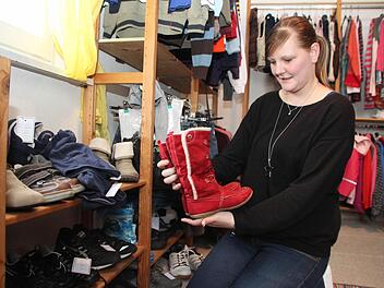 Steffi Wolf konnte mit Unterstützung des Kinderfonds Winterschuhe für ihre Töchter kaufen. Foto: Dagmar Besand