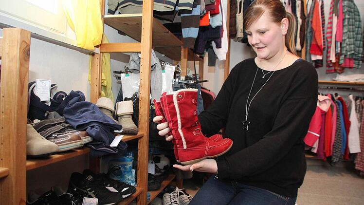 Steffi Wolf konnte mit Unterstützung des Kinderfonds Winterschuhe für ihre Töchter kaufen. Foto: Dagmar Besand