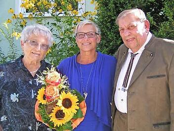 Das Ehepaar Saffra mit Vizelandrätin Rosi Kraus in der Mitte  Foto: H. Amon