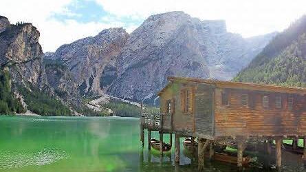 Aussichten wie disese auf den Pragser Wildsee in Italien auf der siebten Etappe 2010 warten auf Jan Mueller und Andreas Müller-Niggemann ab dem 4. September.  Foto: Sportograf