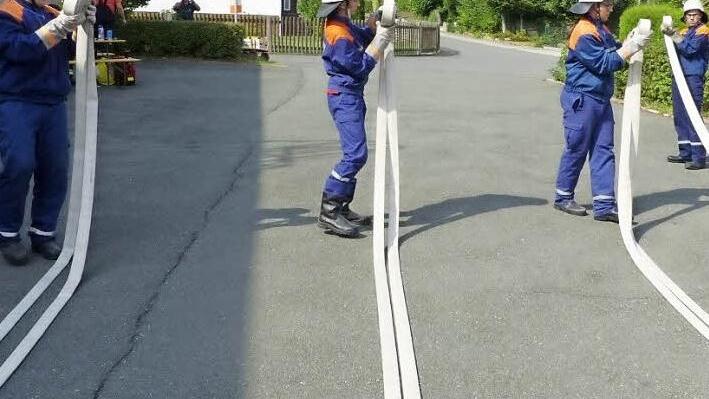 Das Aufrollen eines C-Schlauches geht dem Harsdorfer Team gekonnt von der Hand. Fotos: Klaus-Peter Wulf