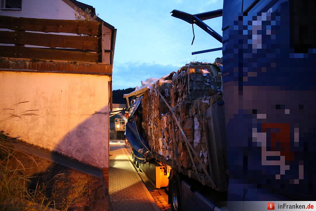 Lkw bleibt in Gefrees an Vordach hängen