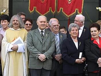 In Pressig feierten am Hirtensonntag diese Frauen und Männer mit Pater Helmut Haagen ihre Jubelkommunion.  Foto: Michael Wunder