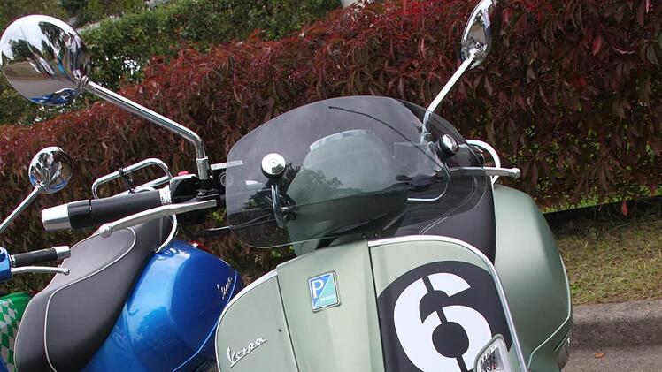 Das jüngste Modell: Eine Vespa "Sei Giorni" aus dem Jahre 2017, die an die alte Vespa aus dem Jahr 1950 erinnert.