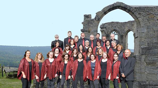 Das Foto zeigt den Chor "Praising People" mit Chorleiter Bernd Schmidt (rechts).  Foto: Diethelm Schorscher