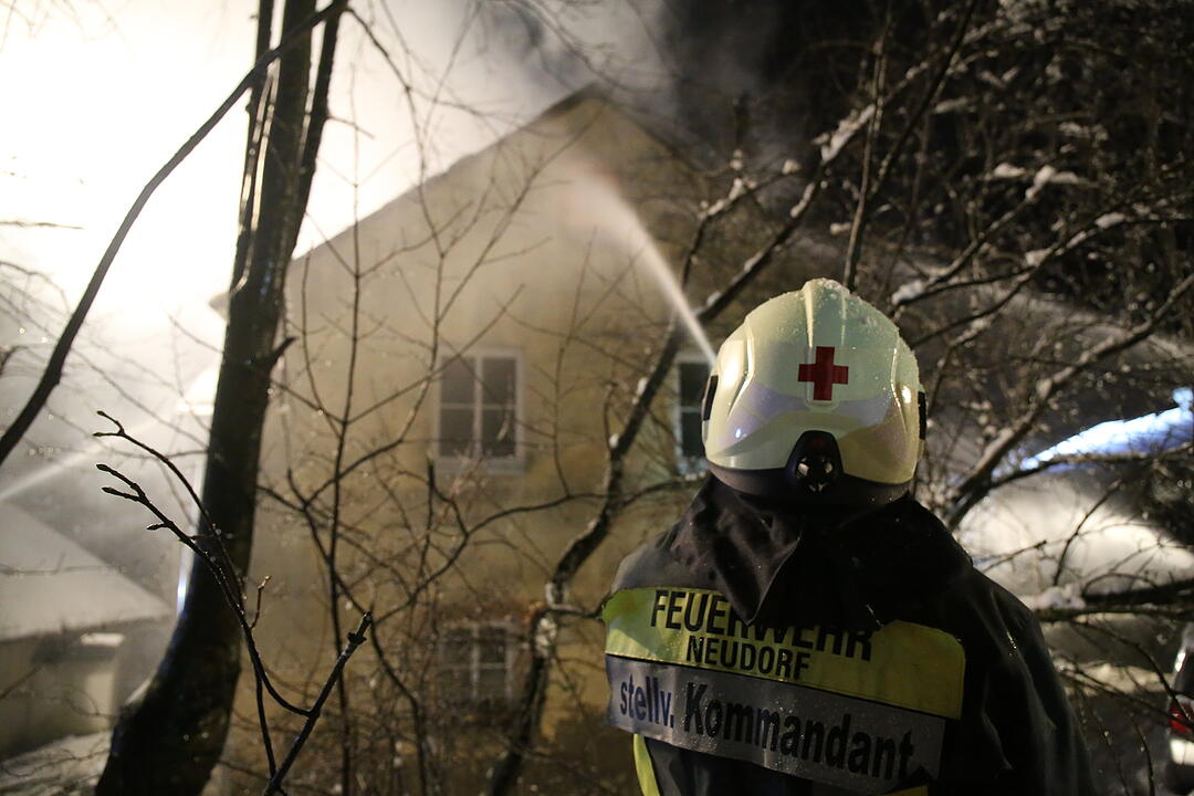 Dachstuhlbrand nahe Helmbrechts in Oberfranken hält Feuerwehr in Atem