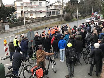 Es waren etwa 100 Bürger, die an der Trassenführung durch Herzogenaurach interessiert waren. Vom Polizeikreisl  ging es in die Flughafenstraße. Eine mögliche Trasse, die trotz ihres Gefälles unproblematisch sei. Allerdings wird es kurz vor der Innenstadt recht eng.