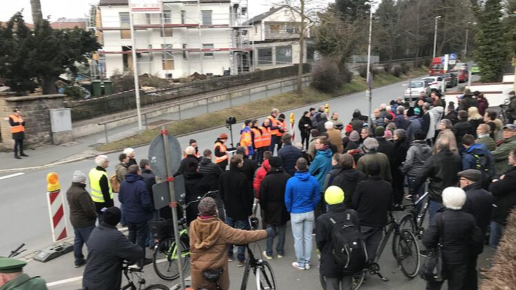 Es waren etwa 100 Bürger, die an der Trassenführung durch Herzogenaurach interessiert waren. Vom Polizeikreisl  ging es in die Flughafenstraße. Eine mögliche Trasse, die trotz ihres Gefälles unproblematisch sei. Allerdings wird es kurz vor der Innenstadt recht eng.